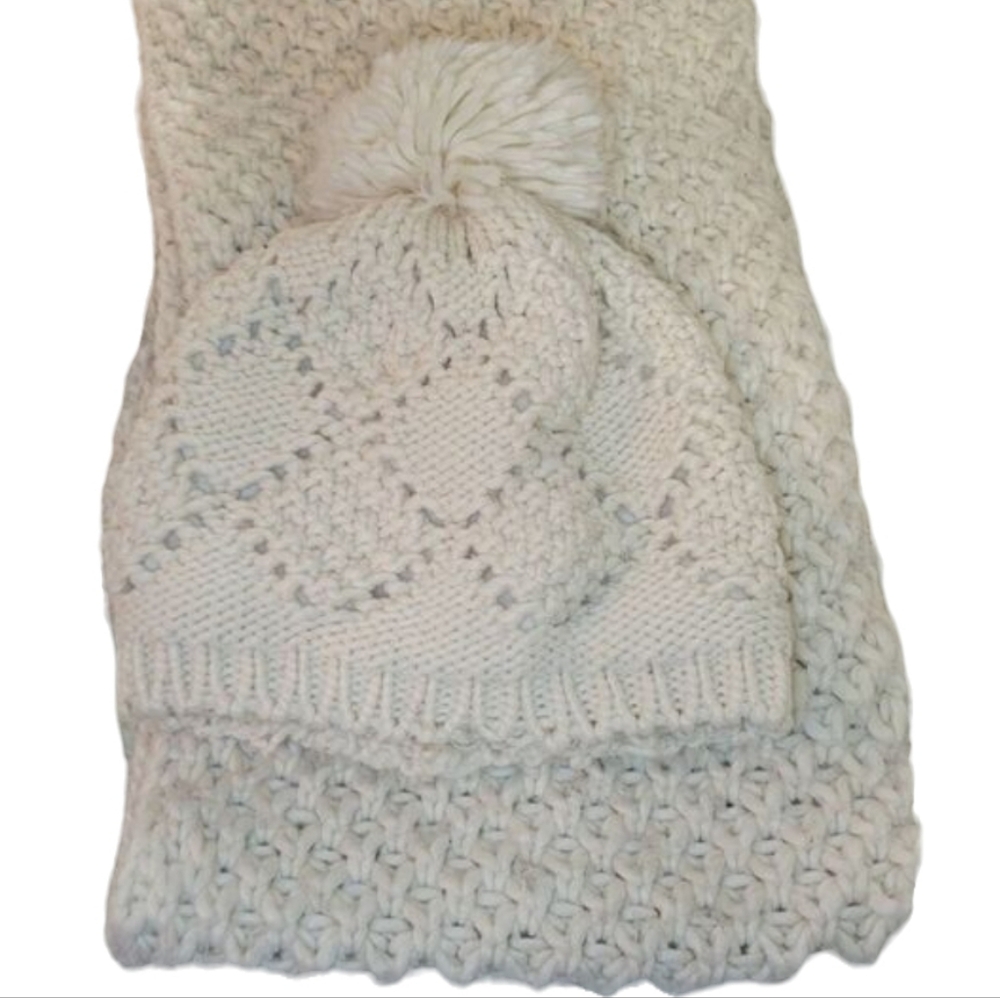 Old Navy Acrylic Knit Cream Hat Beanie & Infinity Scarf Set Women's